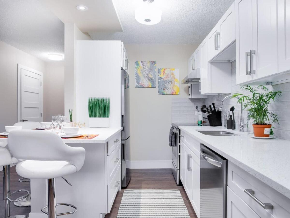 Gorgeous 2Br Condo W Parking Patio Coffee! YYC Exterior foto